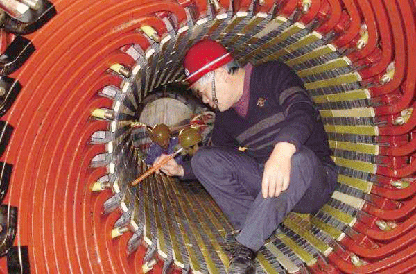 西安泰富西瑪電機吳高治、劉長安、張衛(wèi)華榮獲西安市勞動模范榮譽稱號。