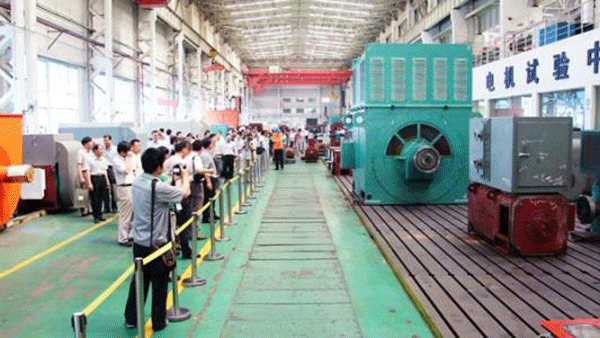 西安泰富西瑪電機成功開發(fā)YR系列4500KW大型廢鋼鐵破碎電機。